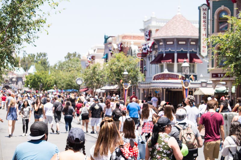 La gente con los niños en un paseo en Disneyland parquea Felicidad y humor festivo fotos de archivo La gente con los niños en un paseo en Disneyland parquea Felicidad y humor festivo fotos de archivo