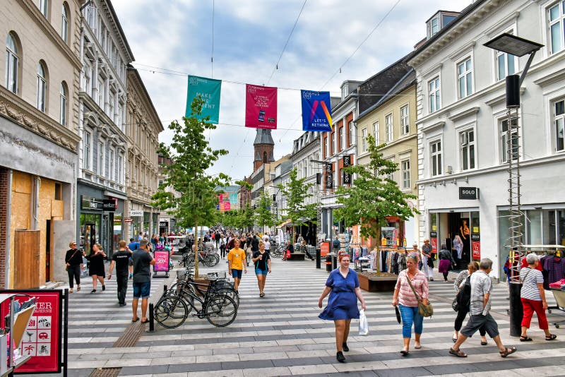La gente da un paseo a lo largo de la milla que hace compras Ryesgade en el centro de la ciudad danesa de Aarhus imágenes de archivo libres de regalías La gente da un paseo a lo largo de la milla que hace compras Ryesgade en el centro de la ciudad danesa de Aarhus imágenes de archivo libres de regalías