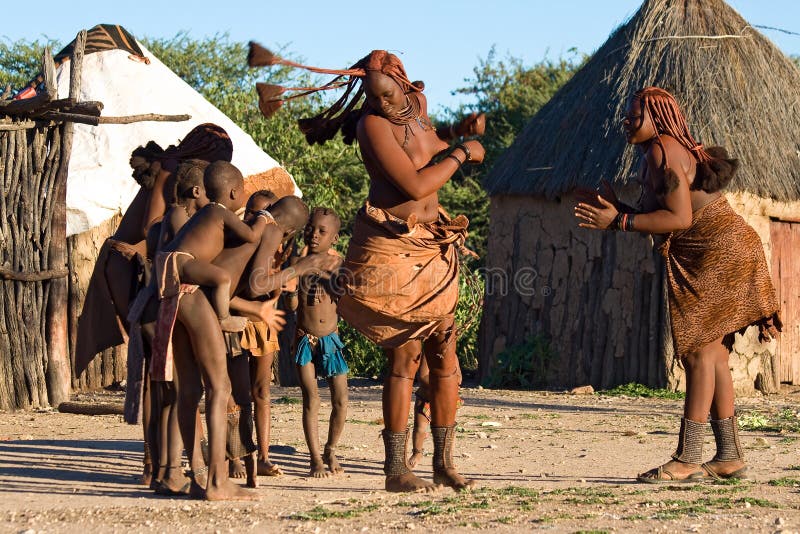 La gente de Himba realiza danza tradicional fotografía de archivo libre de regalías La gente de Himba realiza danza tradicional fotografía de archivo libre de regalías