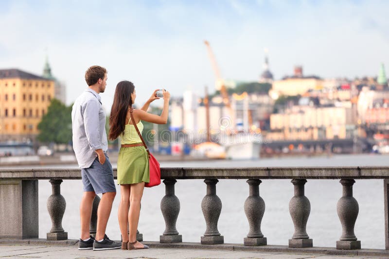 La gente dei turisti di viaggio che prende le foto a Stoccolma