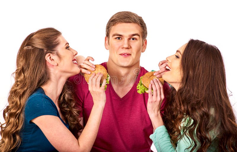 La gente del gruppo mangia l'hamburger Le donne e l'uomo prendono gli alimenti a rapida preparazione fotografie stock La gente del gruppo mangia l'hamburger Le donne e l'uomo prendono gli alimenti a rapida preparazione fotografie stock