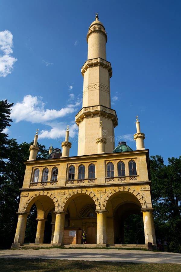 La gente delante del puesto de observación romántico del alminar de Lednice se eleva imagenes de archivo La gente delante del puesto de observación romántico del alminar de Lednice se eleva imagenes de archivo