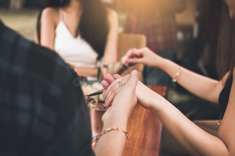 La gente della famiglia che prega prima della cena di ringraziamento a casa fotografia stock libera da diritti La gente della famiglia che prega prima della cena di ringraziamento a casa fotografia stock libera da diritti