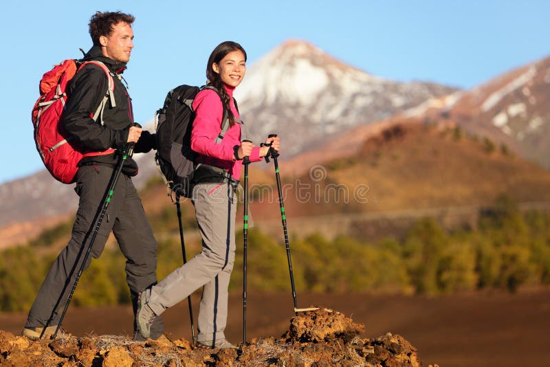 La gente delle viandanti che fa un'escursione - stile di vita attivo sano