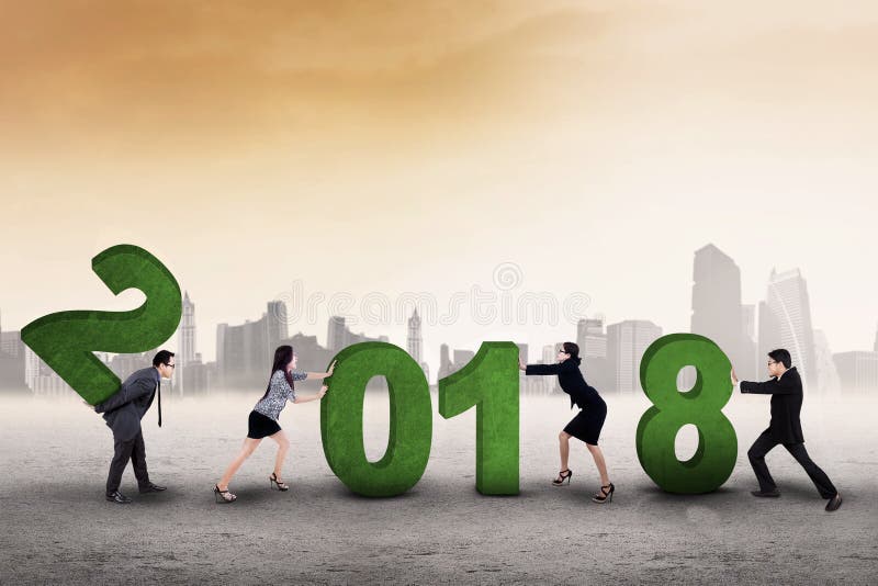 La gente di affari compila i numeri 2018 fotografia stock La gente di affari compila i numeri 2018 fotografia stock