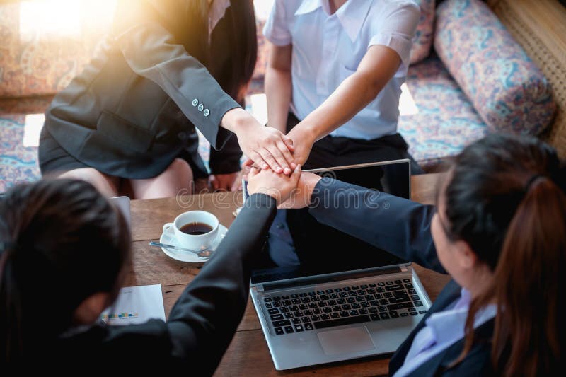 La gente di affari coordina le mani Lavoro di squadra di concetto immagini stock libere da diritti La gente di affari coordina le mani Lavoro di squadra di concetto immagini stock libere da diritti