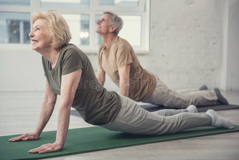 La gente di invecchiamento che sviluppa la loro flessibilità