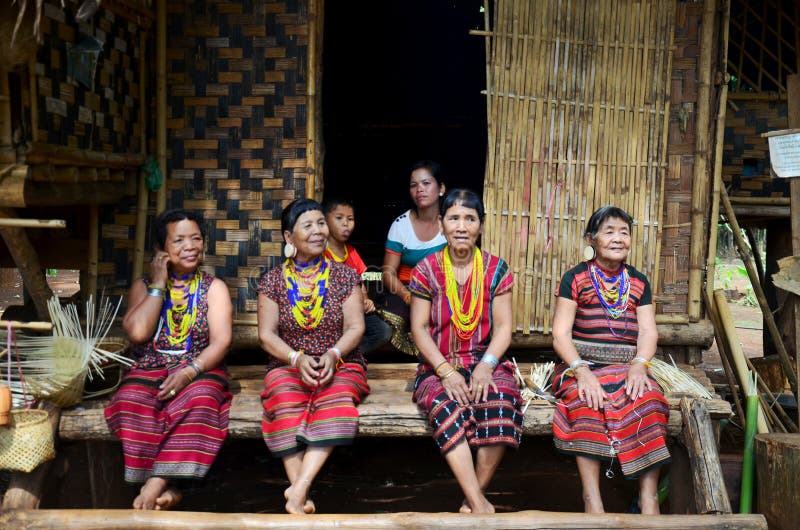 La gente di minoranza del Laos porta il costume etnico per la manifestazione e prende la foto fotografia stock libera da diritti La gente di minoranza del Laos porta il costume etnico per la manifestazione e prende la foto fotografia stock libera da diritti