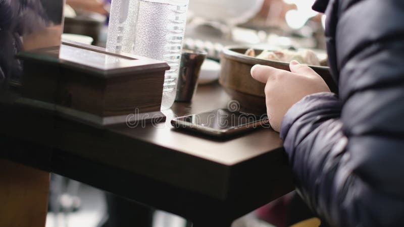 La gente disfruta de comer en el restaurante