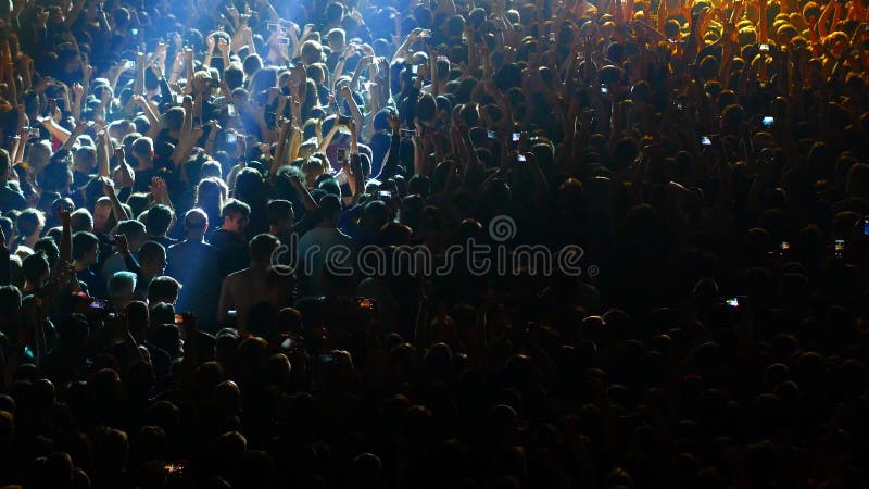 La gente disfruta de concierto de rock y de danza de fans del individuo entre la muchedumbre