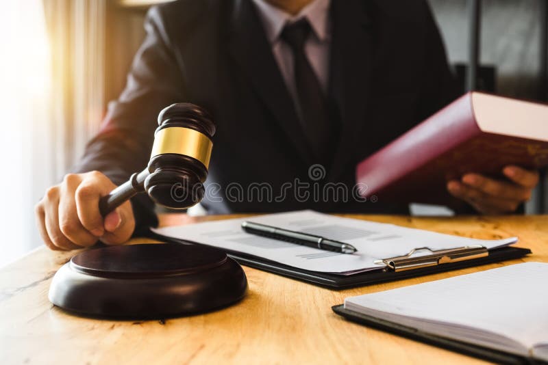 La gente e gli avvocati che discutono il contratto incarta la seduta alla tavola immagini stock La gente e gli avvocati che discutono il contratto incarta la seduta alla tavola immagini stock