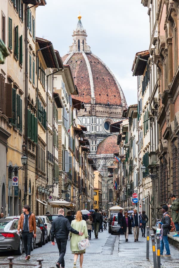 La gente e vista della depressione del duomo via il dei Servi immagini stock libere da diritti La gente e vista della depressione del duomo via il dei Servi immagini stock libere da diritti