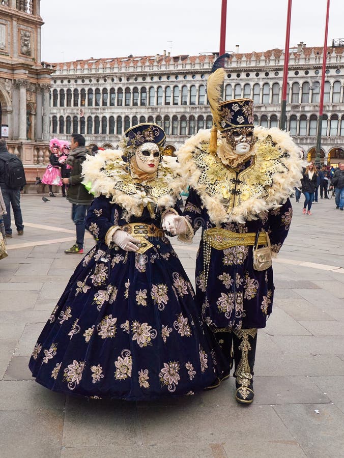 La gente en las máscaras venecianas en el ` s de St Mark ajusta en Venecia, Italia imagen de archivo La gente en las máscaras venecianas en el ` s de St Mark ajusta en Venecia, Italia imagen de archivo