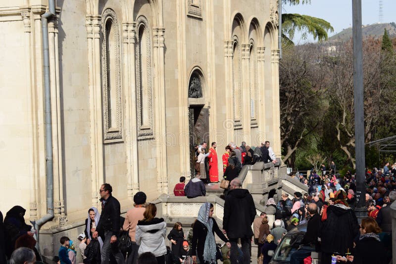 La gente en Tbilisi está recolectando en la iglesia y está llevando a cabo un activitie religioso foto de archivo libre de regalías La gente en Tbilisi está recolectando en la iglesia y está llevando a cabo un activitie religioso foto de archivo libre de regalías