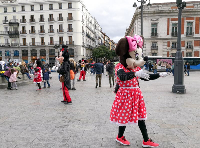 La Gente En Trajes De Minnie Y De Mickey Mouse Está Para Entretener a Turistas Imagen editorial - Imagen de traje, madrid: 127773370