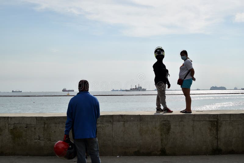 Ejercer reparar Aburrir La Gente Espera En Fila En El Paseo De La Bahía Para Ver La Línea Costera De La Playa, Construida En Forma Artificial, Que Se Vie Imagen editorial - Imagen de hombres, Ejercer reparar Aburrir La Gente Espera En Fila En El Paseo De La Bahía Para Ver La Línea Costera De La Playa, Construida En Forma Artificial, Que Se Vie Imagen editorial - Imagen de hombres,