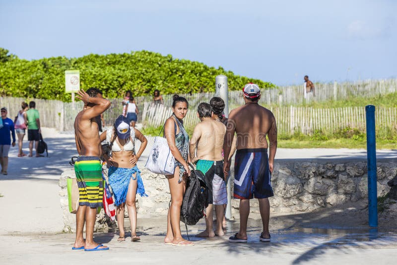 La Gente Espera En La Playa De La Unidad Oceánica Para Una Ducha Imagen  editorial - Imagen de paseo, turistas: 160656815