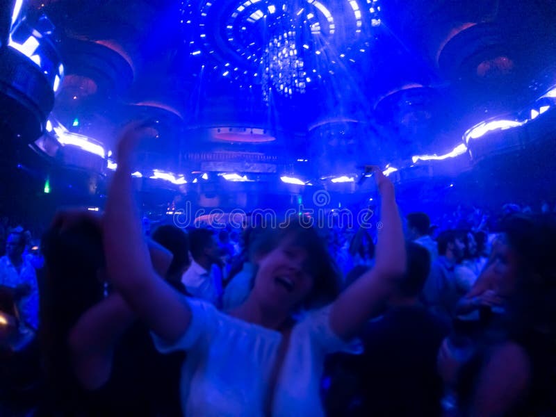 La Gente Está Bailando En Club Nocturno Imagen editorial - Imagen de  mujeres, club: 136487840