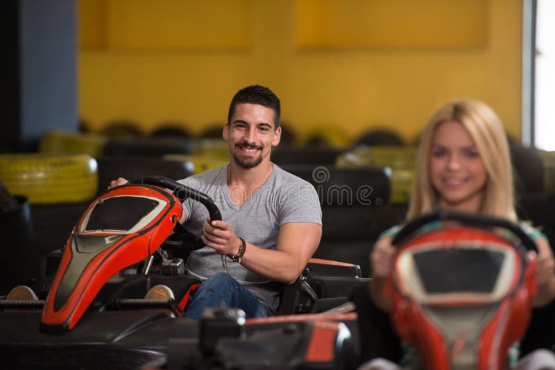 La gente está conduciendo el kart con velocidad en Karting fotos de archivo La gente está conduciendo el kart con velocidad en Karting fotos de archivo