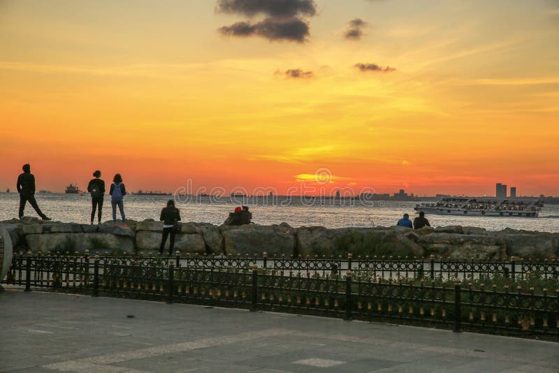 La gente está mirando el paisaje de Kadikoy, Estambul en la puesta del sol imagen de archivo libre de regalías La gente está mirando el paisaje de Kadikoy, Estambul en la puesta del sol imagen de archivo libre de regalías