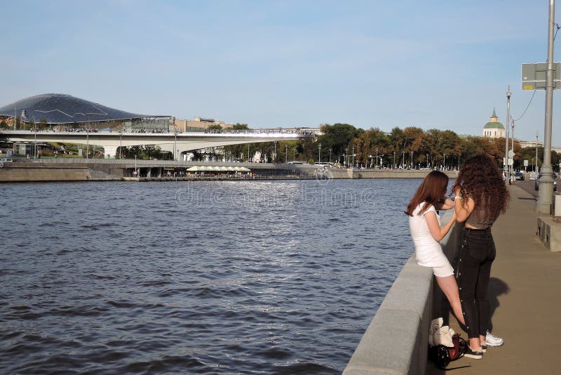La gente fa una pausa il fiume di Mosca Parco di Zaryadye a Mosca immagine stock libera da diritti