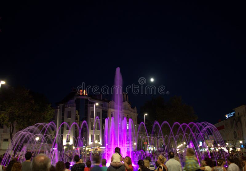 La gente gode delle fontane di notte fotografie stock libere da diritti La gente gode delle fontane di notte fotografie stock libere da diritti