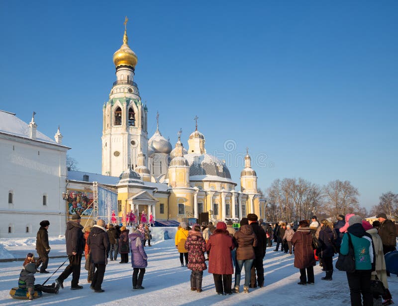 La gente guarda il gruppo di ballo della prestazione Vologda, Russia