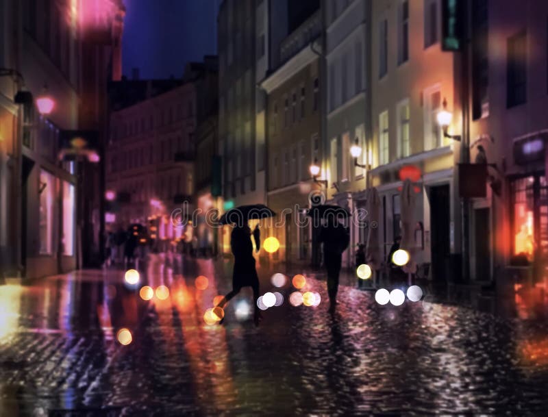 La gente ha messo la silhouette con ombrelli in pioggia e le piogge galleggianti sulle vetrinette della piovosa serata riflesso in