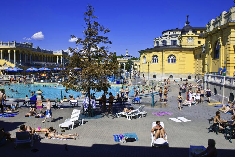 La gente ha un bagno termico immagini stock La gente ha un bagno termico immagini stock