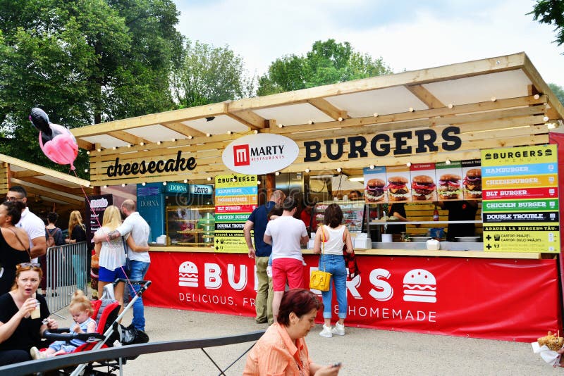 La gente ha uno spuntino al festival dell'alimento della via in Central Park Cluj immagini stock libere da diritti La gente ha uno spuntino al festival dell'alimento della via in Central Park Cluj immagini stock libere da diritti