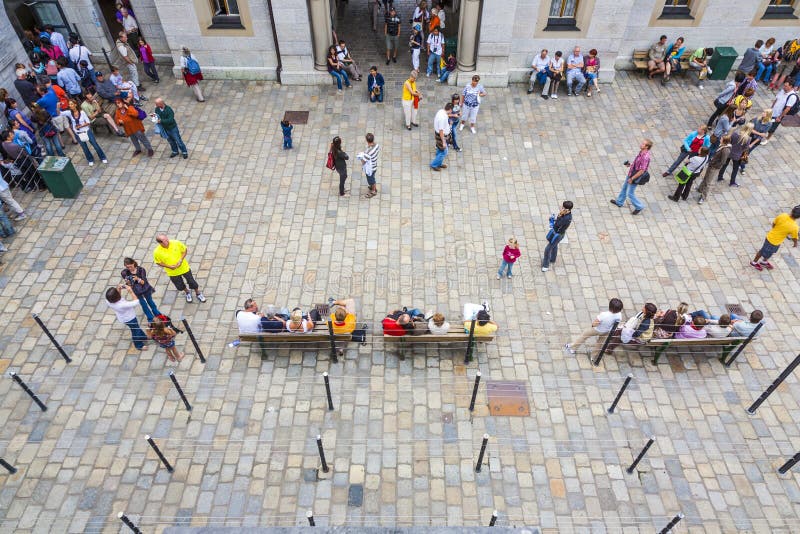 Foto de Pessoas Na Fila Em Frente A Uma Loja Louis Vuitton Em Paris França  e mais fotos de stock de Esperar na fila - iStock