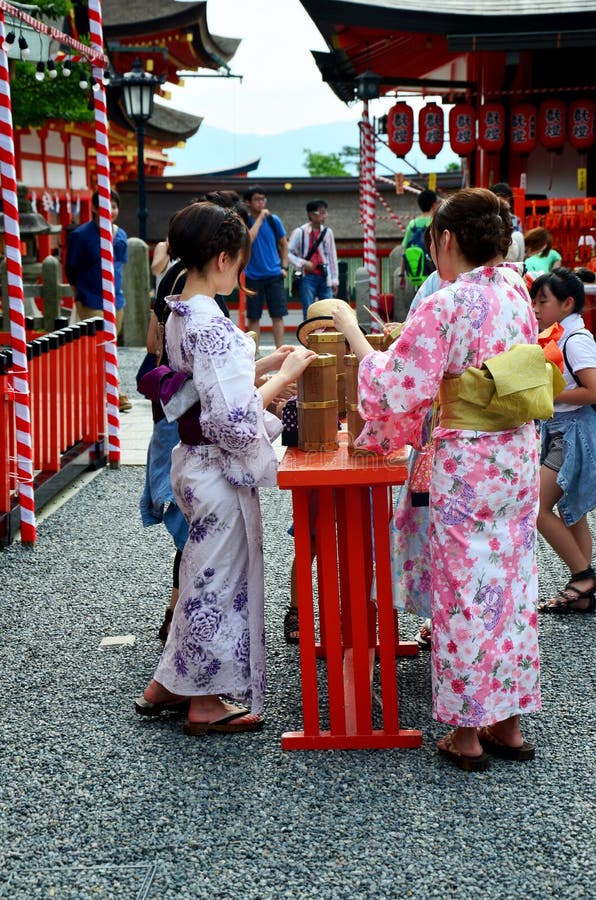 La Gente Japonesa De Las Lleva La Ropa Japonesa (kimono Fotografía editorial - Imagen de cultura, asia: 78569787