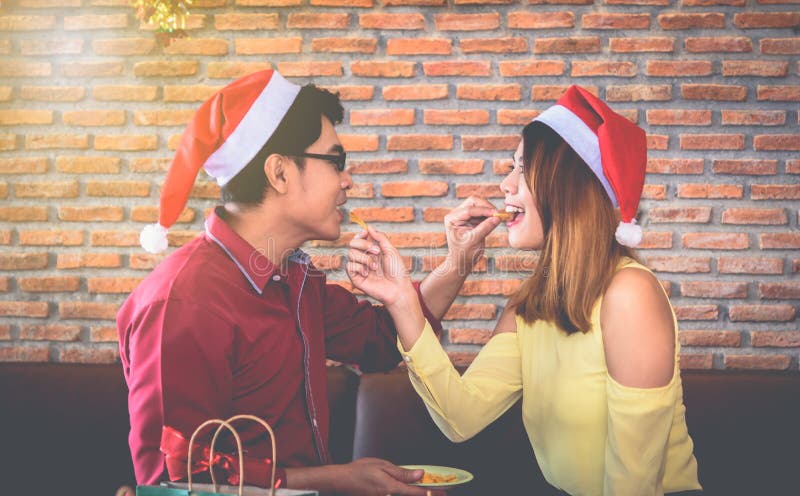 La gente joven asiática disfruta de las fiestas de Navidad en sus días de fiesta imagen de archivo La gente joven asiática disfruta de las fiestas de Navidad en sus días de fiesta imagen de archivo