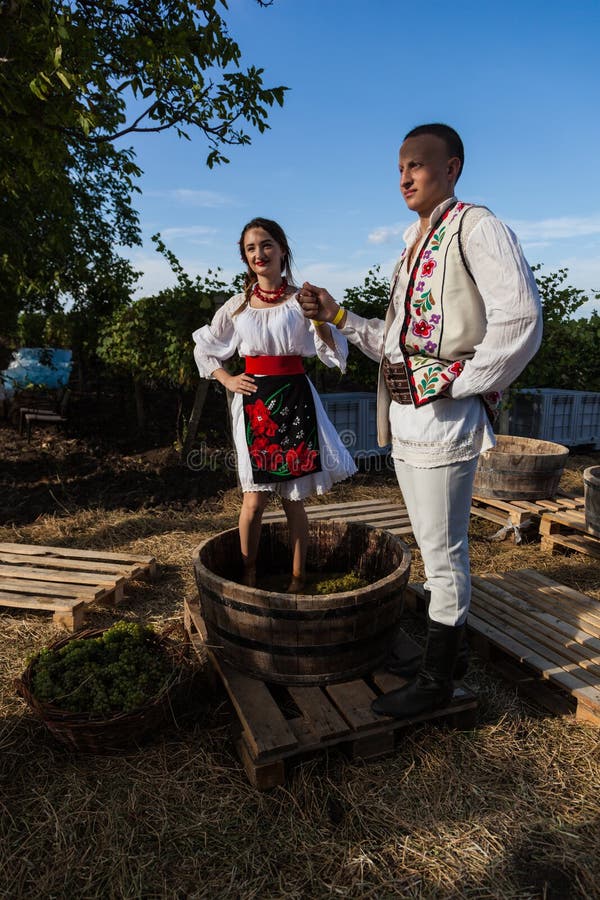 La gente joven en vestido nacional moldavo presenta durante el manufac imágenes de archivo libres de regalías La gente joven en vestido nacional moldavo presenta durante el manufac imágenes de archivo libres de regalías