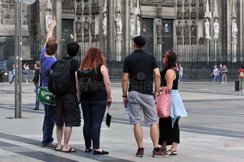La gente joven se coloca delante de la catedral de Colonia imágenes de archivo libres de regalías La gente joven se coloca delante de la catedral de Colonia imágenes de archivo libres de regalías