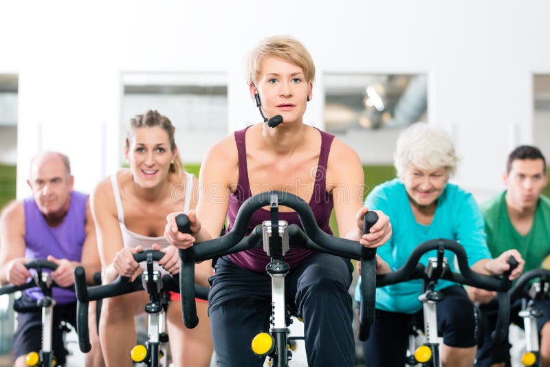 La gente mayor en el gimnasio que hace girar en aptitud bike fotografía de archivo libre de regalías La gente mayor en el gimnasio que hace girar en aptitud bike fotografía de archivo libre de regalías