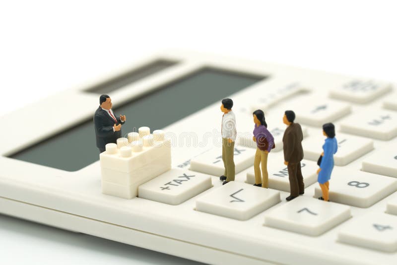La gente miniatura paga la TASSA di reddito annuo della coda l'anno sul calcolatore usando come il concetto di affari del fondo e immagini stock libere da diritti La gente miniatura paga la TASSA di reddito annuo della coda l'anno sul calcolatore usando come il concetto di affari del fondo e immagini stock libere da diritti