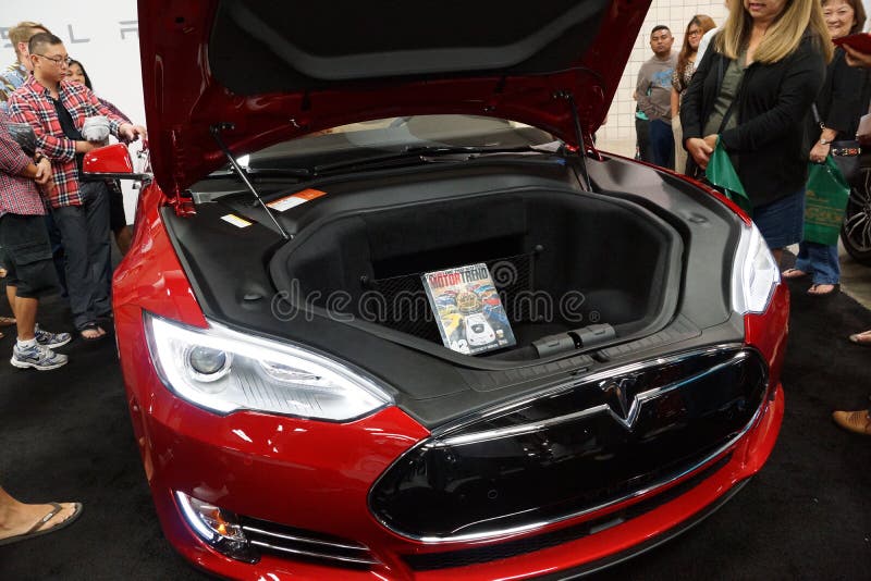 La gente mira el modelo S de Tesla en la exhibición en la exhibición el MES imagen de archivo La gente mira el modelo S de Tesla en la exhibición en la exhibición el MES imagen de archivo