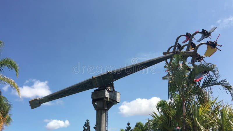 La gente monta en el parque de diversiones