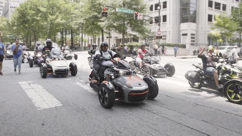 La gente monta motocicletas en el desfile del 19 de junio en atlanta