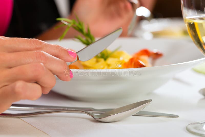 La gente multa la cena en restaurante elegante imagenes de archivo