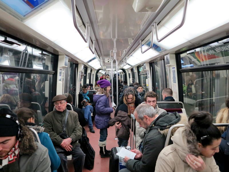 La gente nell'interno del vagone della metropolitana fotografie stock La gente nell'interno del vagone della metropolitana fotografie stock