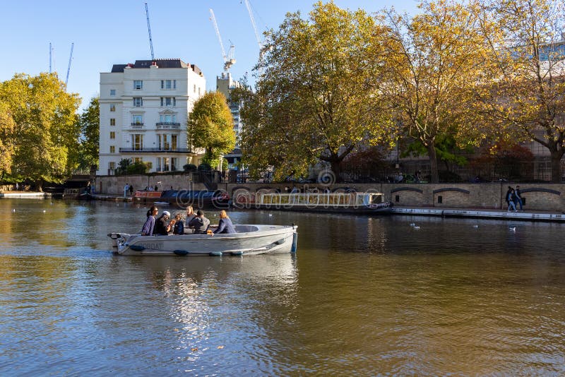 La gente nella barca al canale del reggente accanto a Paddington a poca Venezia, Londra - Inghilterra, Regno Unito immagine stock libera da diritti La gente nella barca al canale del reggente accanto a Paddington a poca Venezia, Londra - Inghilterra, Regno Unito immagine stock libera da diritti