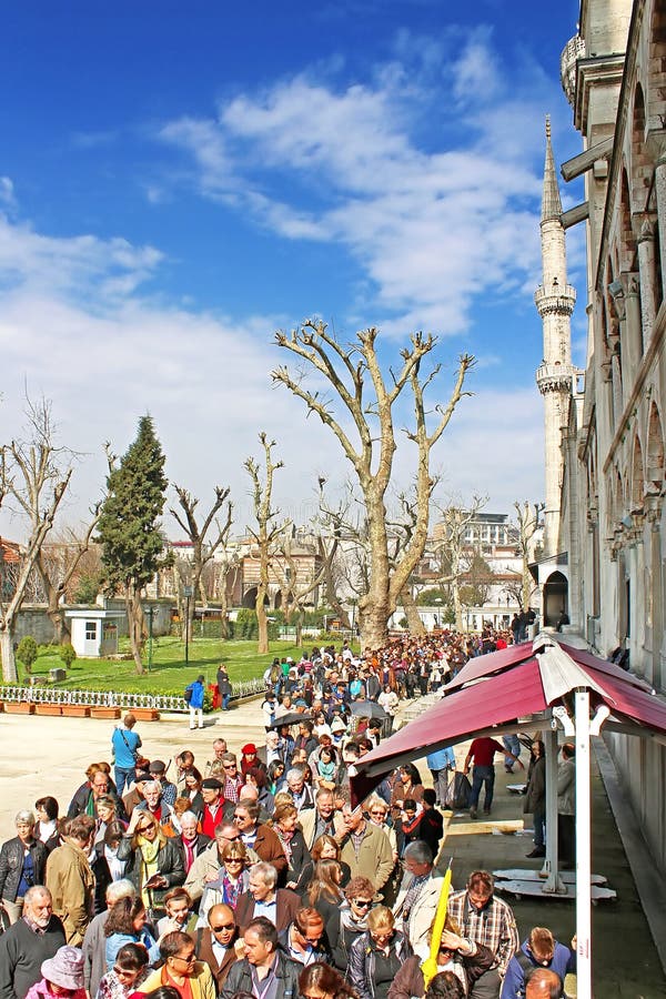 La gente non identificata sta nella linea in moschea blu immagini stock