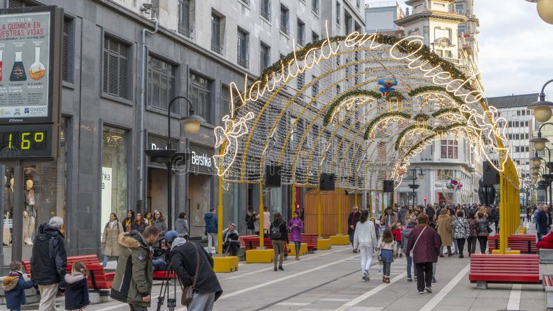 La Gente Pasa Por El Brillante Túnel Navidad En Calle Pelayo El Equipo De Rodaje Está Filmando Un Informe Sobre Los Prepara Imagen de editorial - Imagen de paisaje,