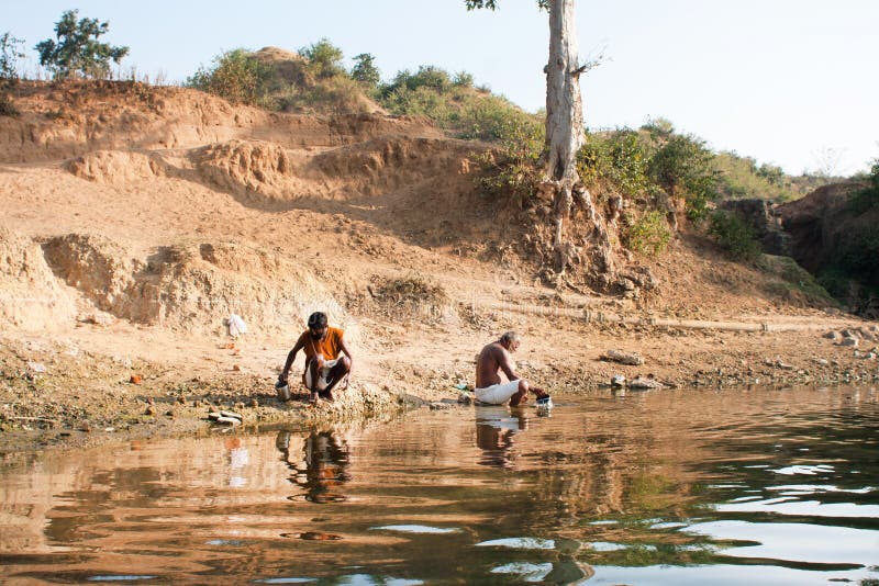 La gente pobre se lava por el agua de río clara fotografía de archivo libre de regalías La gente pobre se lava por el agua de río clara fotografía de archivo libre de regalías