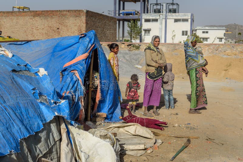 La gente pobre viene con la familia a la ciudad del pueblo para el trabajo Y ellos que viven en la calle en hogar de la tienda Aj fotos de archivo libres de regalías La gente pobre viene con la familia a la ciudad del pueblo para el trabajo Y ellos que viven en la calle en hogar de la tienda Aj fotos de archivo libres de regalías