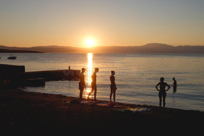 La gente profila al tramonto in Malinska, isola di Krk, Croazia immagini stock libere da diritti La gente profila al tramonto in Malinska, isola di Krk, Croazia immagini stock libere da diritti