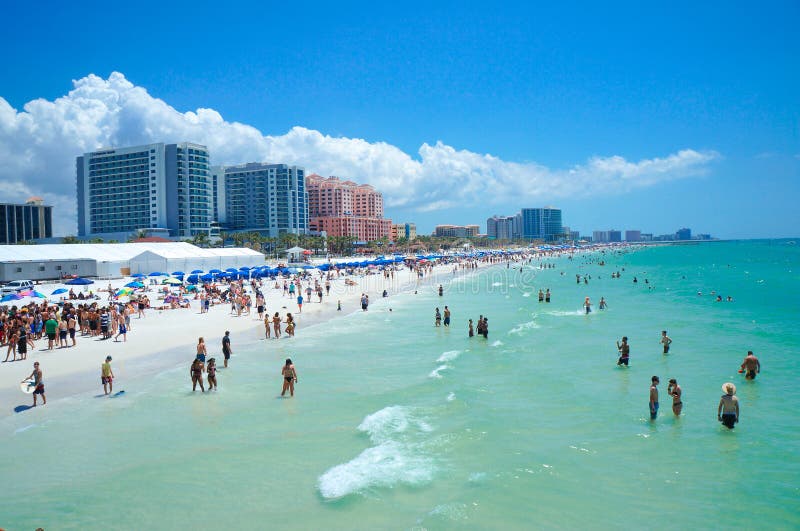 La gente que goza del agua y de la playa y el horizonte en Clearwater varan la Florida, vacaciones de primavera fotografía de archivo La gente que goza del agua y de la playa y el horizonte en Clearwater varan la Florida, vacaciones de primavera fotografía de archivo