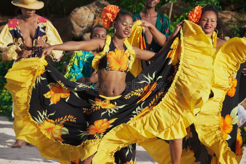 La Gente Que Lleva Los Vestidos Coloridos Realiza La Danza Criolla Tradicional De Sega En La Puesta Del Sol En Ville Valio, Mauri Foto de archivo editorial - Imagen de tradicional, mauriciano: La Gente Que Lleva Los Vestidos Coloridos Realiza La Danza Criolla Tradicional De Sega En La Puesta Del Sol En Ville Valio, Mauri Foto de archivo editorial - Imagen de tradicional, mauriciano:
